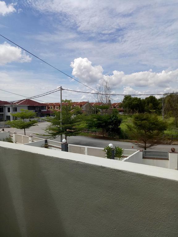 Sri Manjung Ma Maison Homestay 루무트 외부 사진